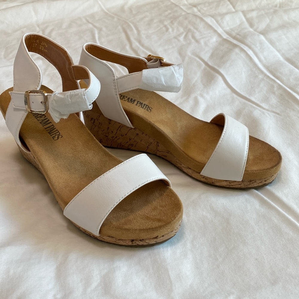 Brand New! With box, Dream Pairs Sandal in white